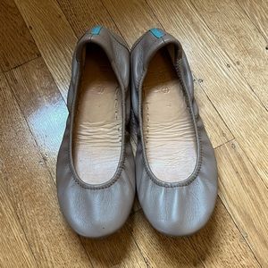 Tieks Ballet Flats in Taupe/Mushroom color Size 7